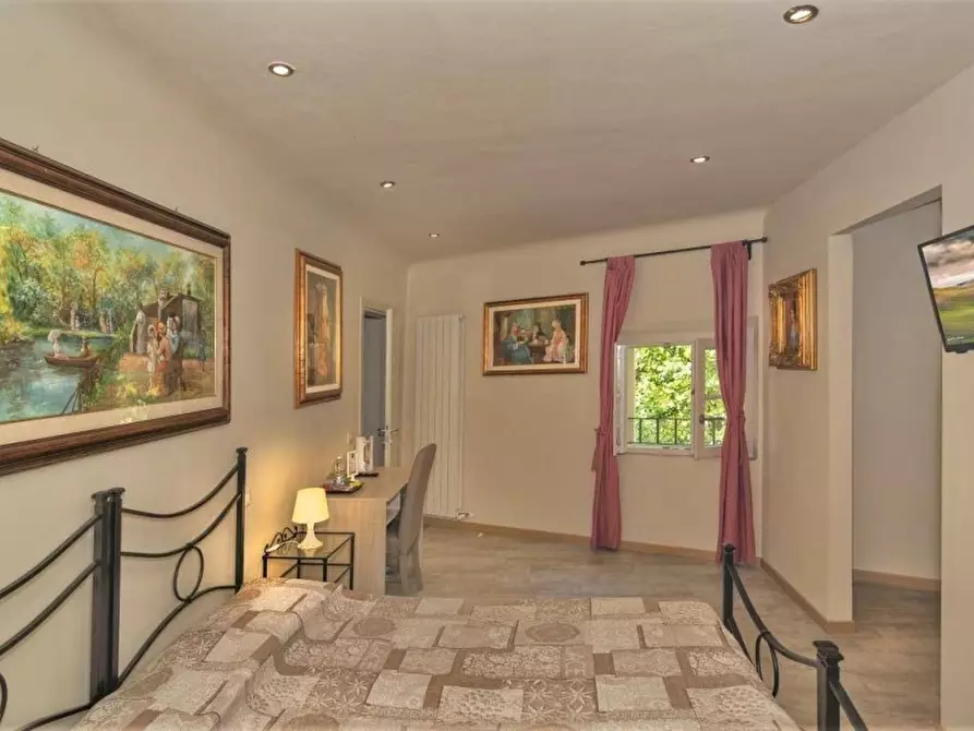 Immagine 11 di Locale commerciale in vendita  a Capannori