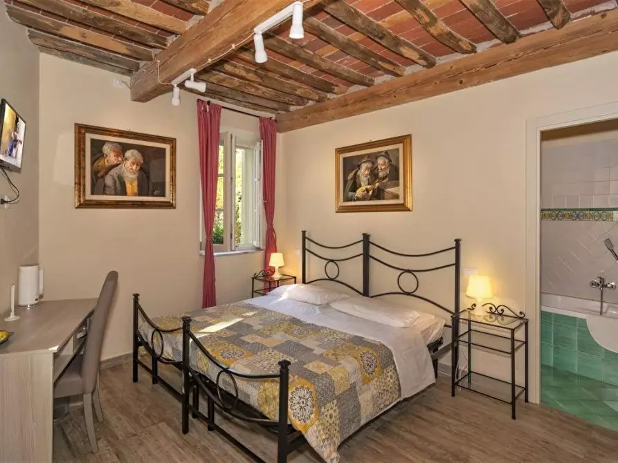 Immagine 13 di Locale commerciale in vendita  a Capannori