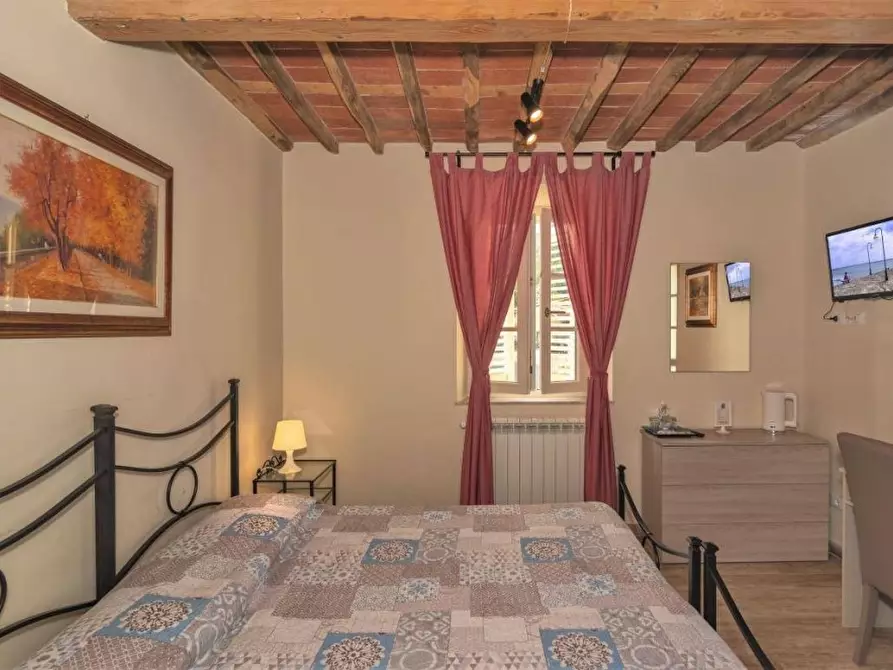 Immagine 8 di Locale commerciale in vendita  a Capannori