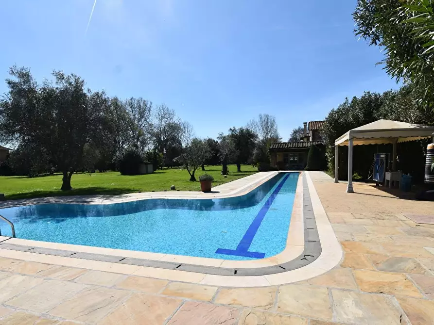 Immagine 21 di Villa in vendita  a Pietrasanta