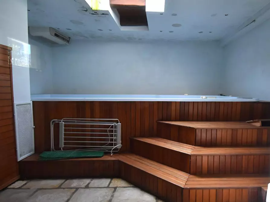 Immagine 48 di Villa in vendita  a Pietrasanta