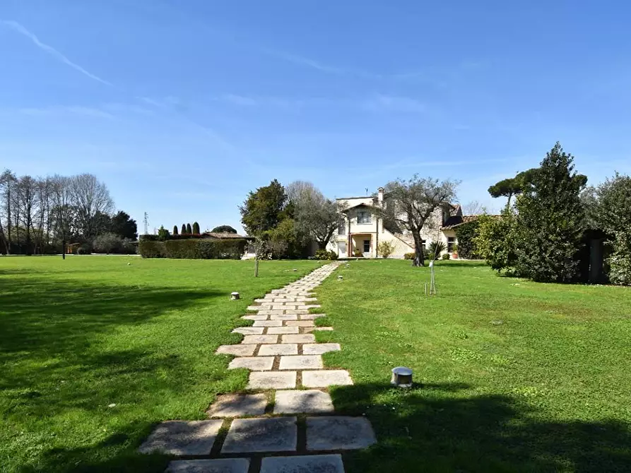 Immagine 16 di Villa in vendita  a Pietrasanta