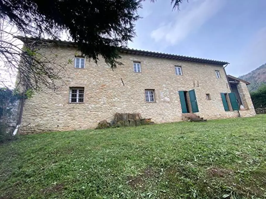 Immagine 15 di Rustico / casale in vendita  a Lucca