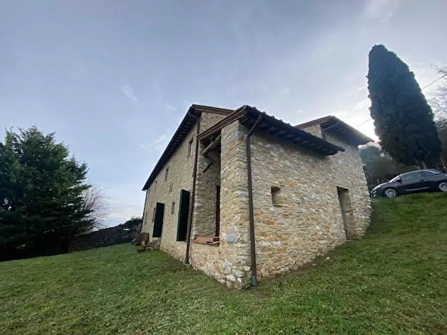 Immagine 18 di Rustico / casale in vendita  a Lucca