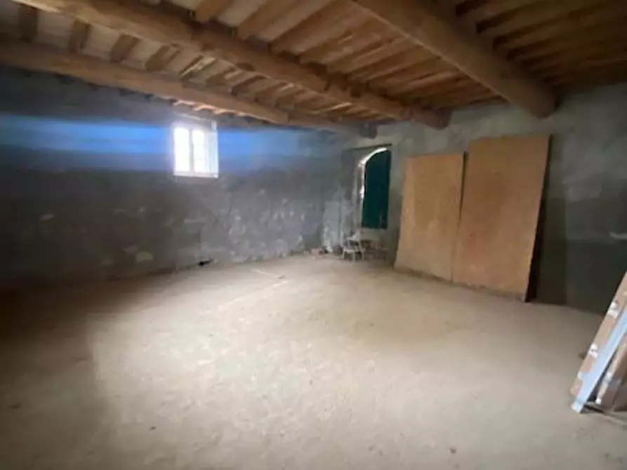 Immagine 11 di Rustico / casale in vendita  a Lucca