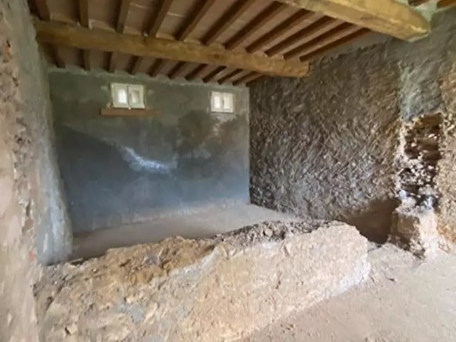 Immagine 8 di Rustico / casale in vendita  a Lucca