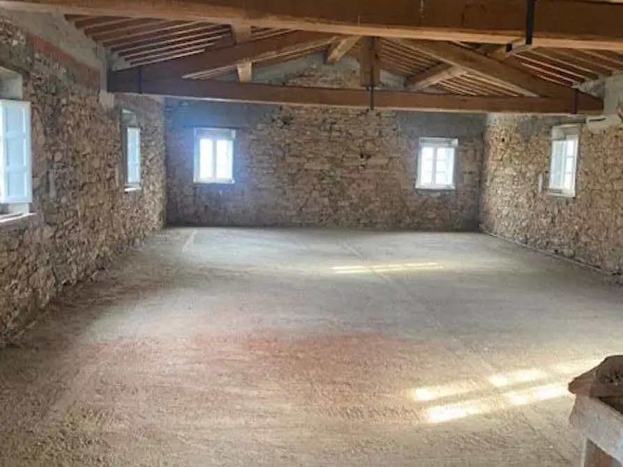 Immagine 4 di Rustico / casale in vendita  a Lucca
