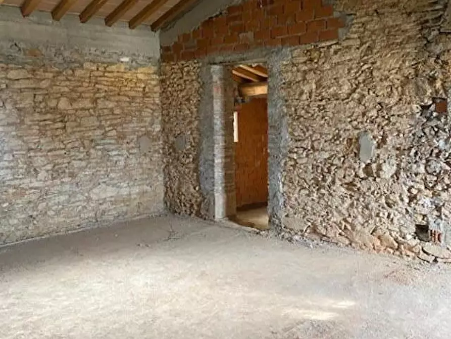 Immagine 3 di Rustico / casale in vendita  a Lucca