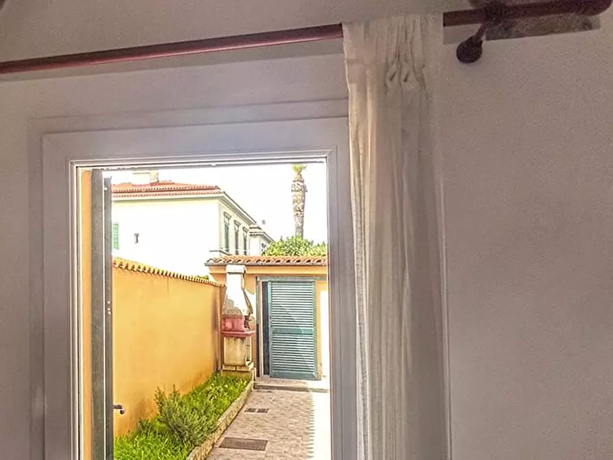 Immagine 10 di Villa in vendita  a Livorno