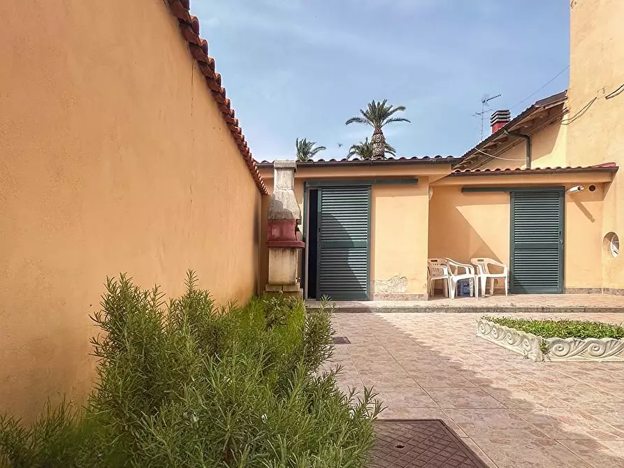 Immagine 12 di Villa in vendita  a Livorno