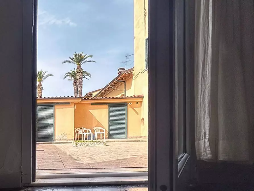 Immagine 11 di Villa in vendita  a Livorno