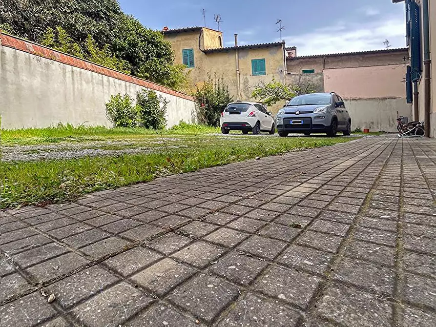 Immagine 38 di Villa in vendita  a Livorno
