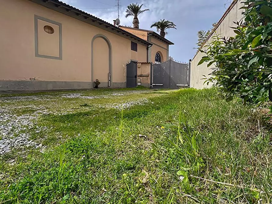 Immagine 37 di Villa in vendita  a Livorno