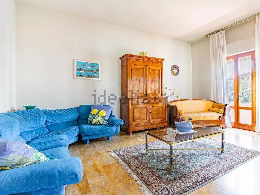 Immagine 1 di Villa in vendita  a Viareggio