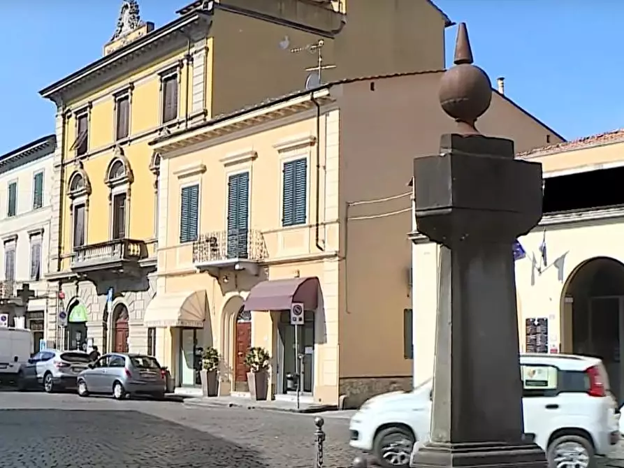 Immagine 2 di Locale commerciale in affitto  a Lucca