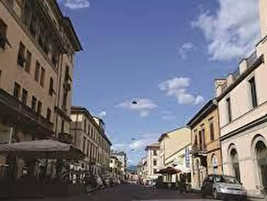 Immagine 5 di Locale commerciale in affitto  a Lucca