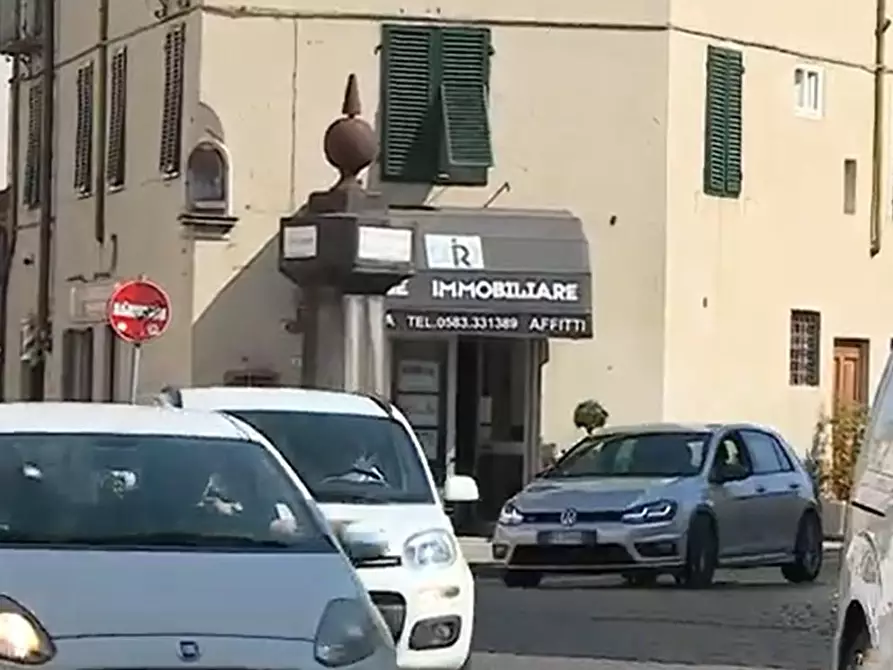 Immagine 4 di Locale commerciale in affitto  a Lucca