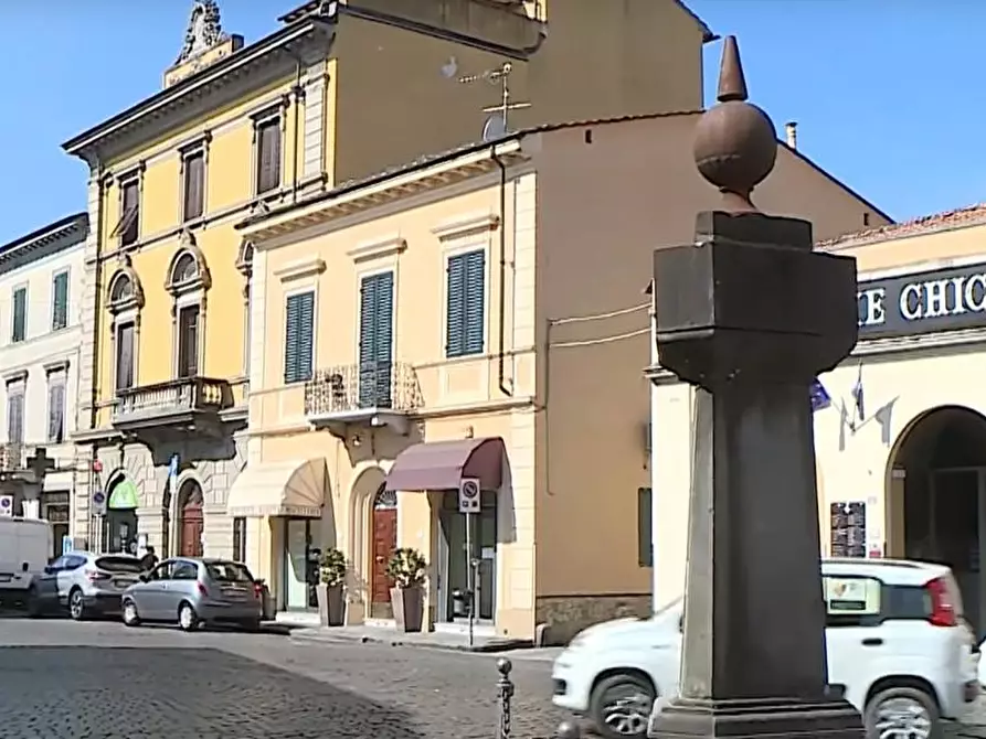 Immagine 3 di Locale commerciale in affitto  a Lucca