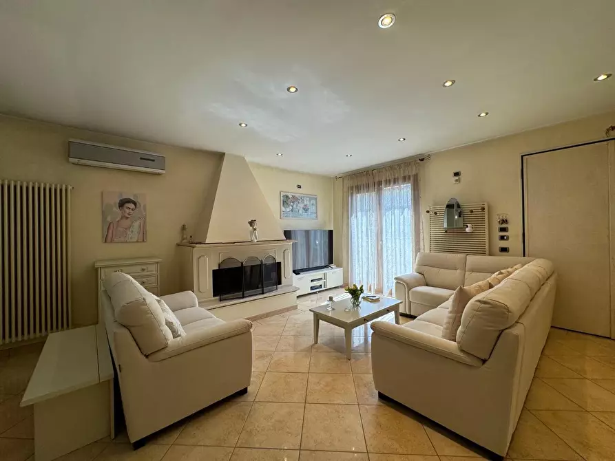 Immagine 4 di Villa in vendita  a Viareggio