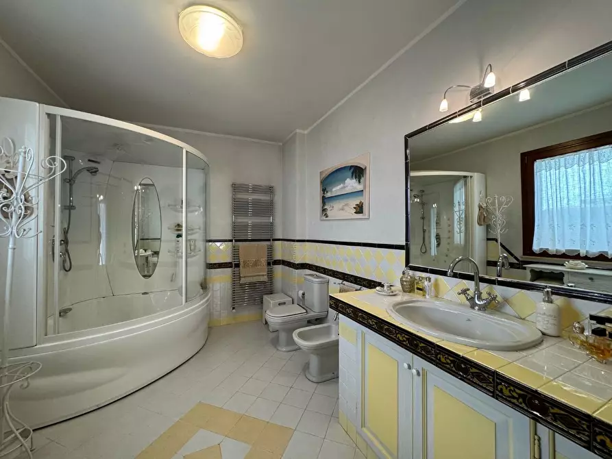 Immagine 14 di Villa in vendita  a Viareggio