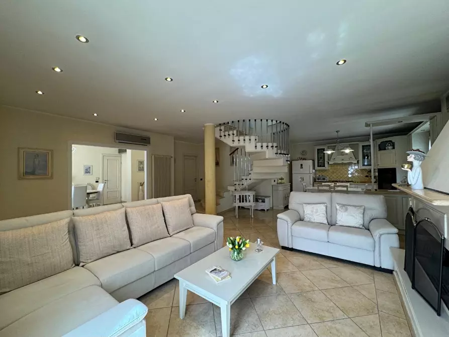 Immagine 3 di Villa in vendita  a Viareggio