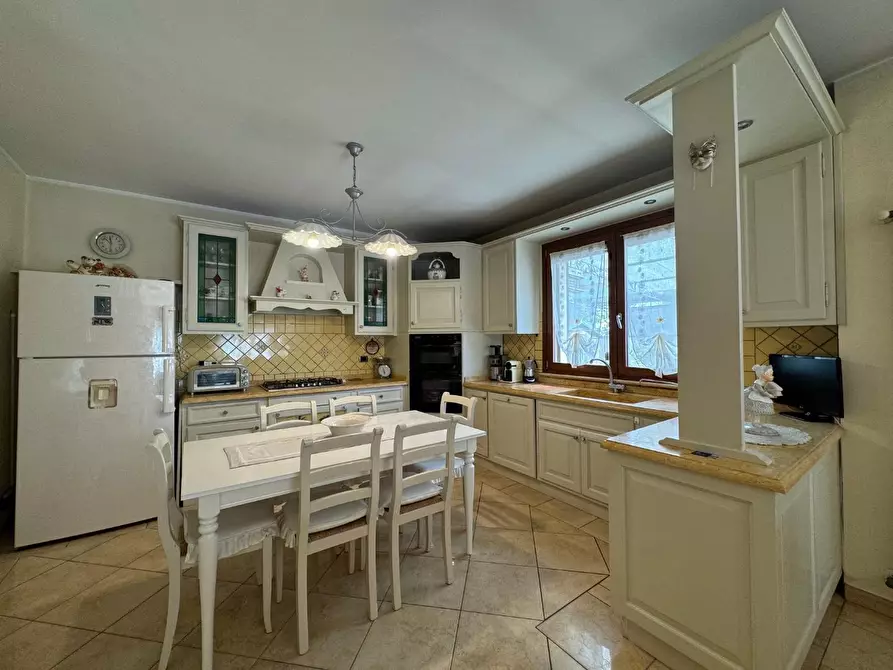 Immagine 6 di Villa in vendita  a Viareggio