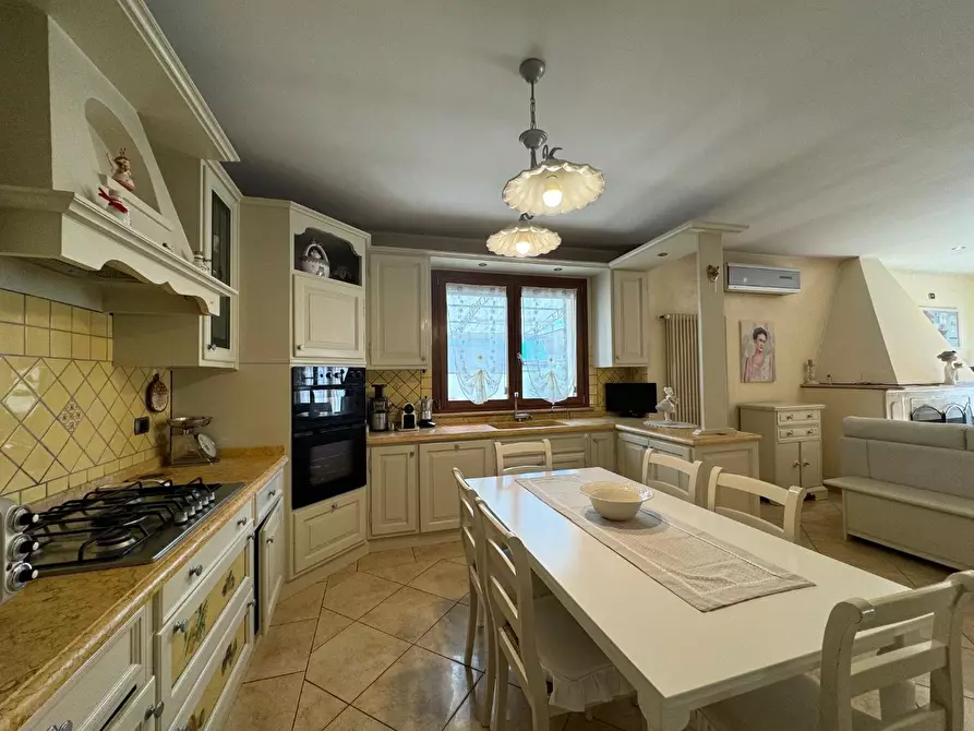 Immagine 7 di Villa in vendita  a Viareggio