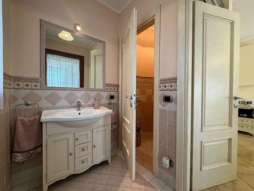 Immagine 11 di Villa in vendita  a Viareggio