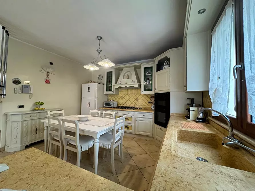 Immagine 8 di Villa in vendita  a Viareggio