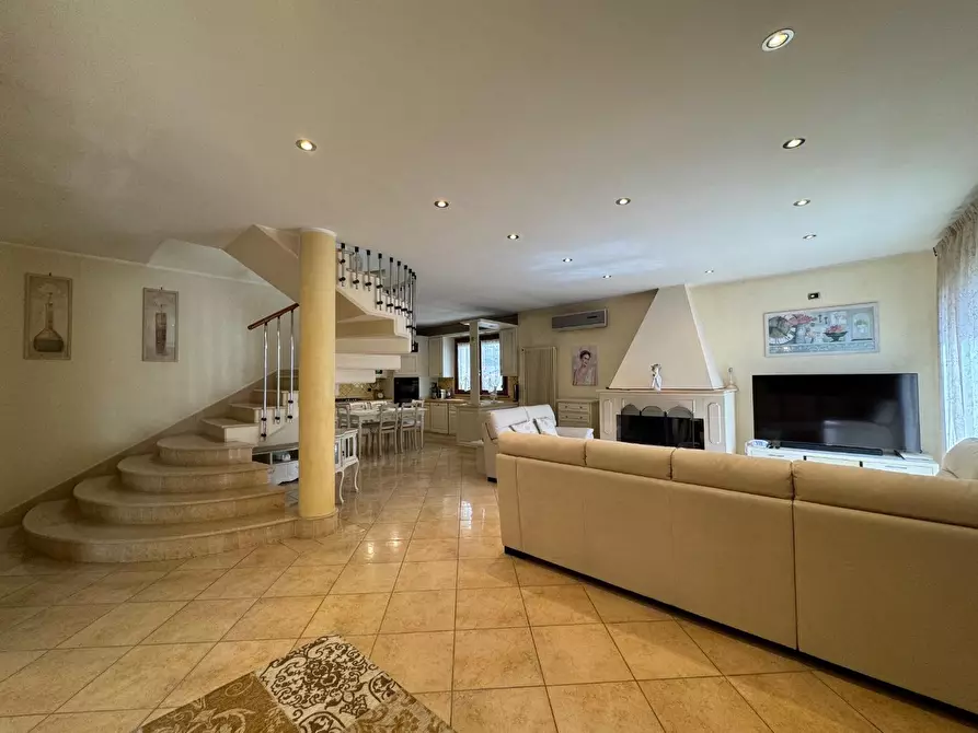 Immagine 2 di Villa in vendita  a Viareggio