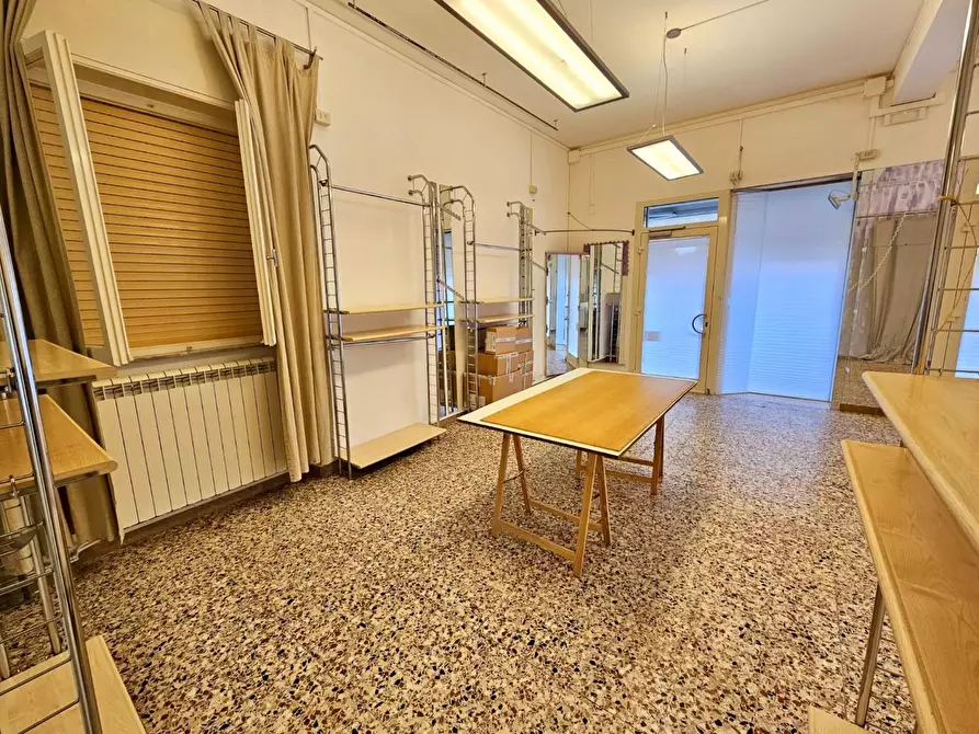 Immagine 20 di Negozio in vendita  a Camaiore