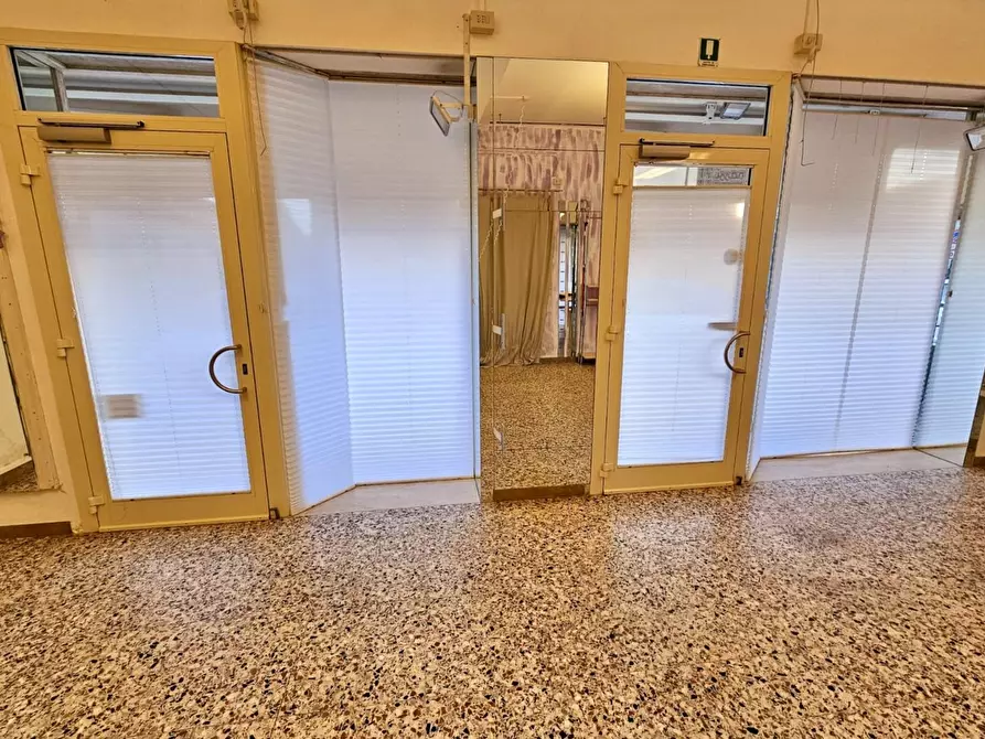 Immagine 26 di Negozio in vendita  a Camaiore
