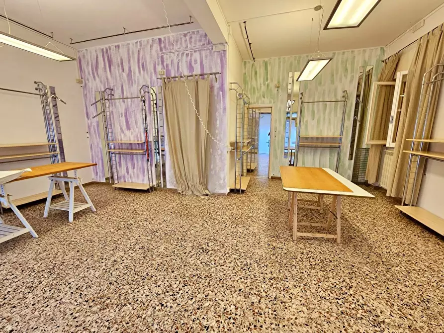 Immagine 17 di Negozio in vendita  a Camaiore