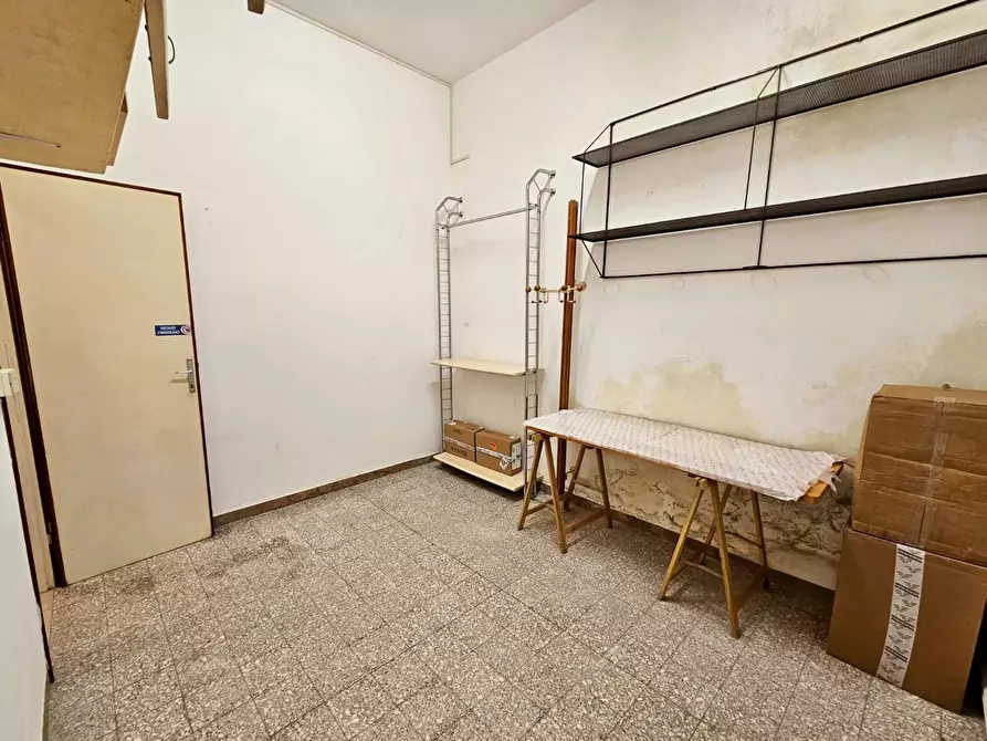 Immagine 33 di Negozio in vendita  a Camaiore