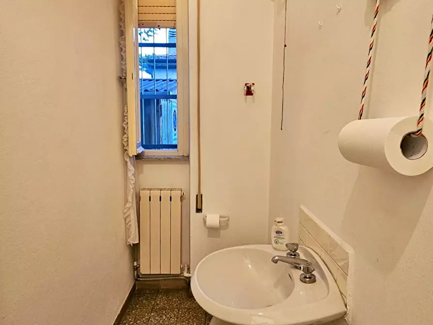 Immagine 18 di Negozio in vendita  a Camaiore