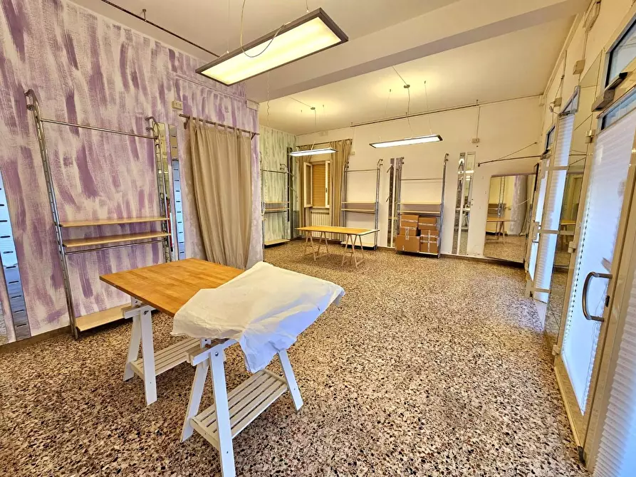 Immagine 4 di Negozio in vendita  a Camaiore