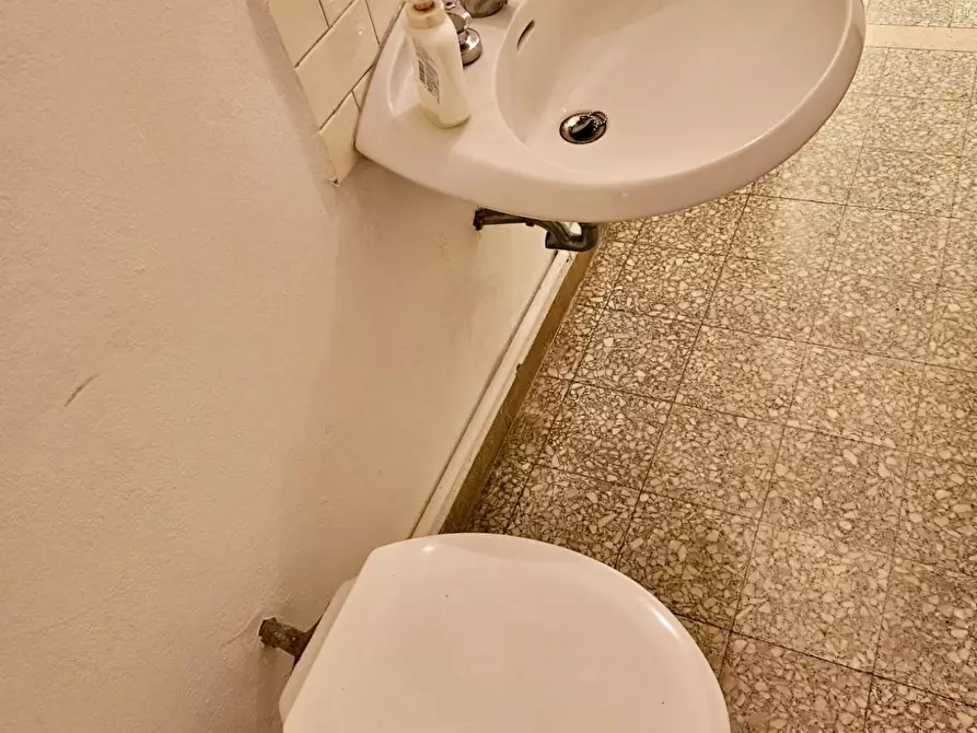 Immagine 12 di Negozio in vendita  a Camaiore