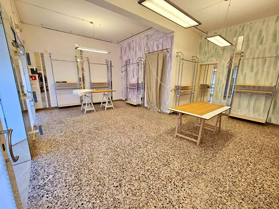 Immagine 23 di Negozio in vendita  a Camaiore