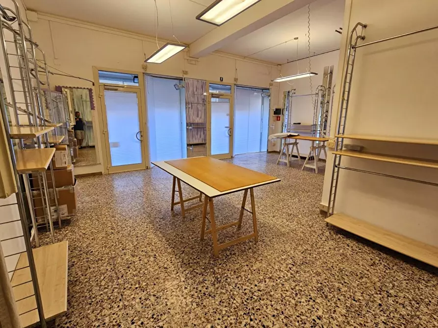 Immagine 22 di Negozio in vendita  a Camaiore