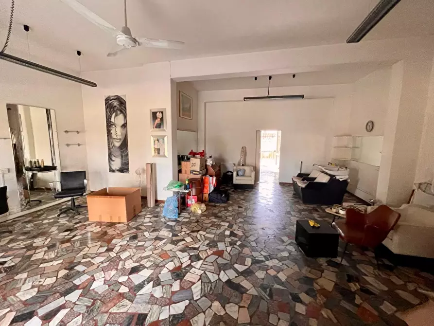 Immagine 24 di Negozio in vendita  a Viareggio