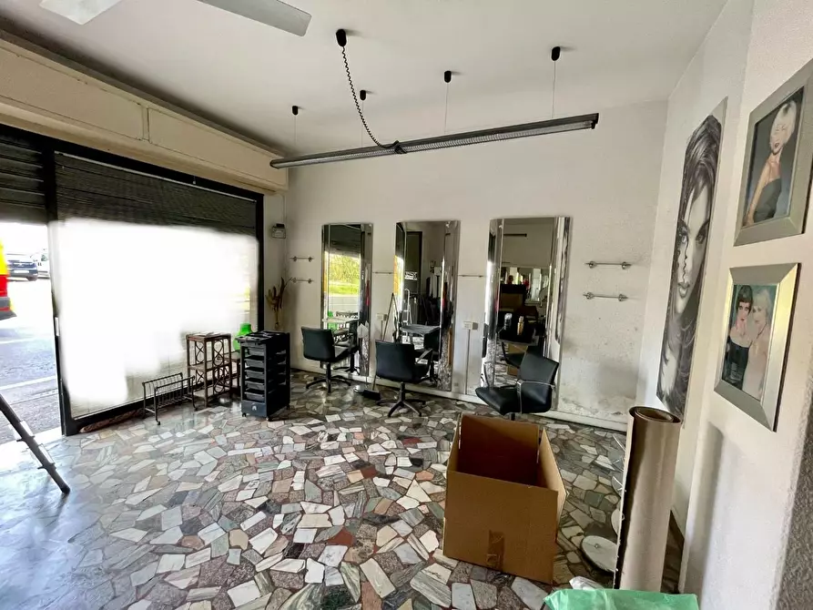 Immagine 4 di Negozio in vendita  a Viareggio