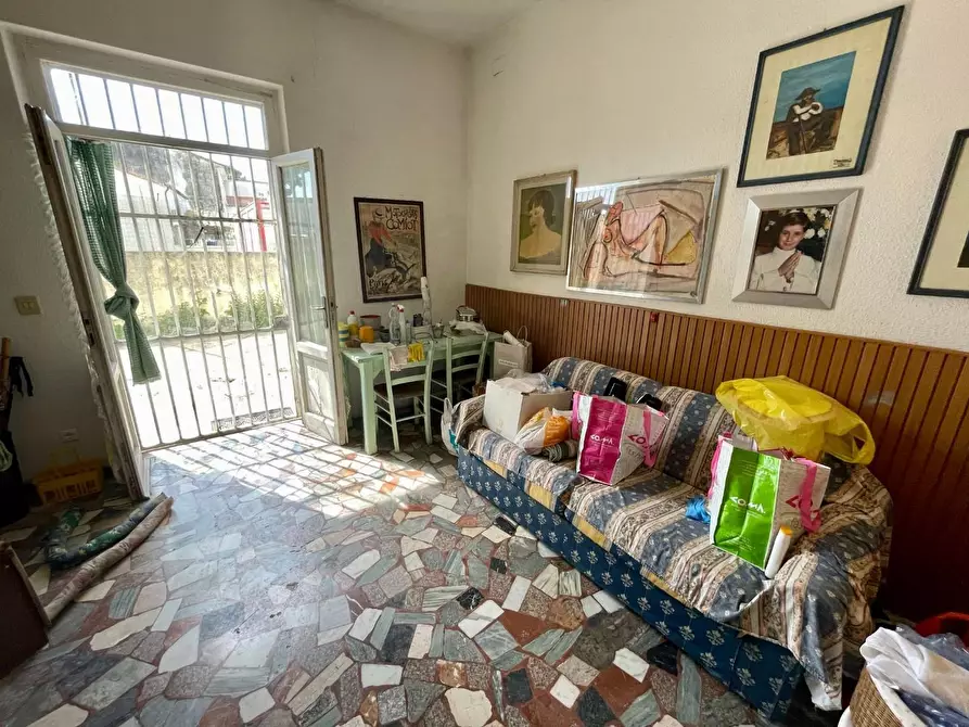 Immagine 20 di Negozio in vendita  a Viareggio