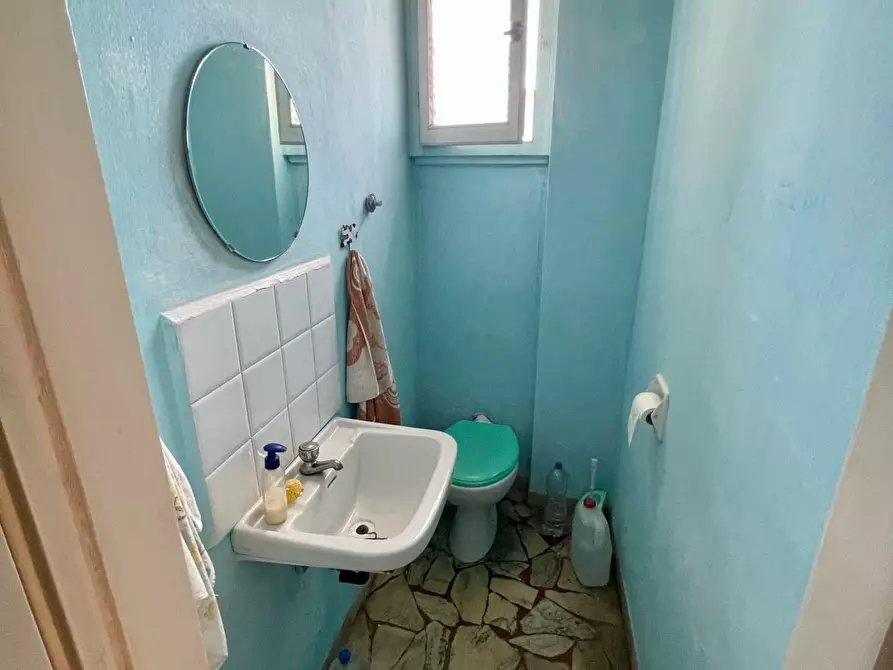 Immagine 9 di Negozio in vendita  a Viareggio