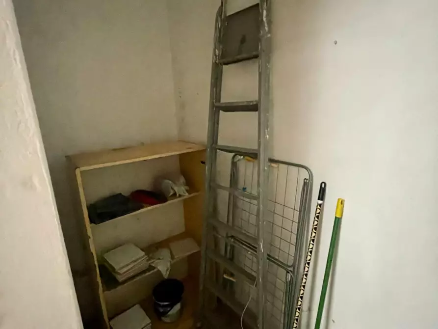 Immagine 23 di Negozio in vendita  a Viareggio