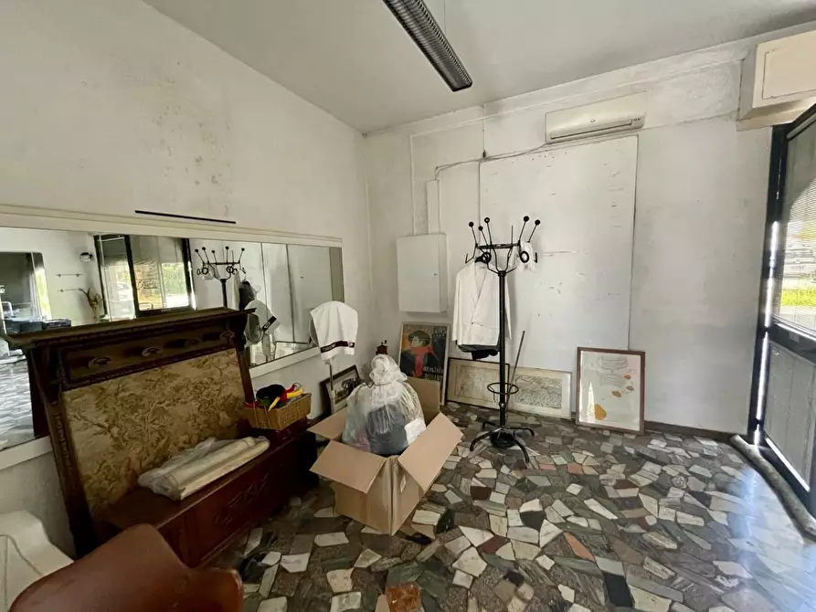 Immagine 3 di Negozio in vendita  a Viareggio