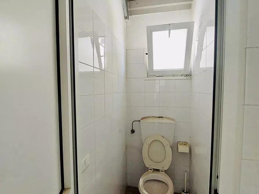 Immagine 10 di Capannone industriale in vendita  a Viareggio