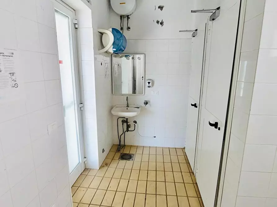 Immagine 9 di Capannone industriale in vendita  a Viareggio