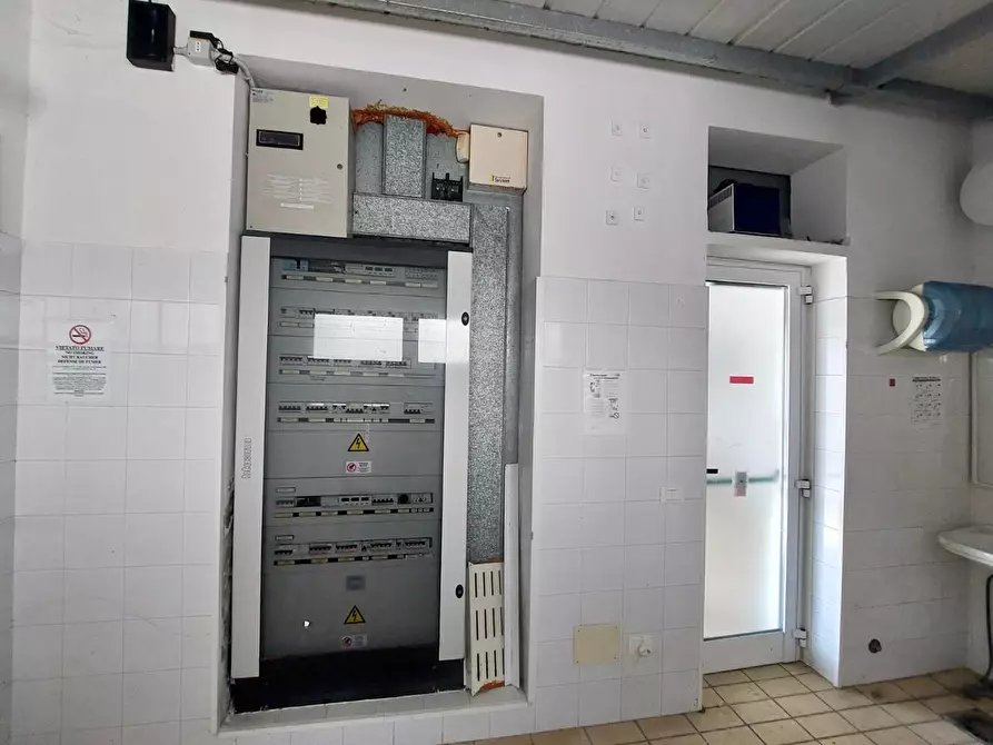 Immagine 8 di Capannone industriale in vendita  a Viareggio