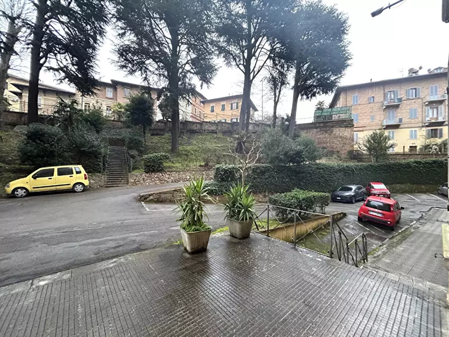 Immagine 11 di Appartamento in vendita  a Siena