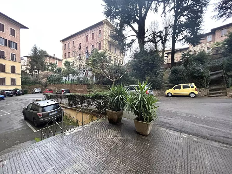 Immagine 13 di Appartamento in vendita  a Siena